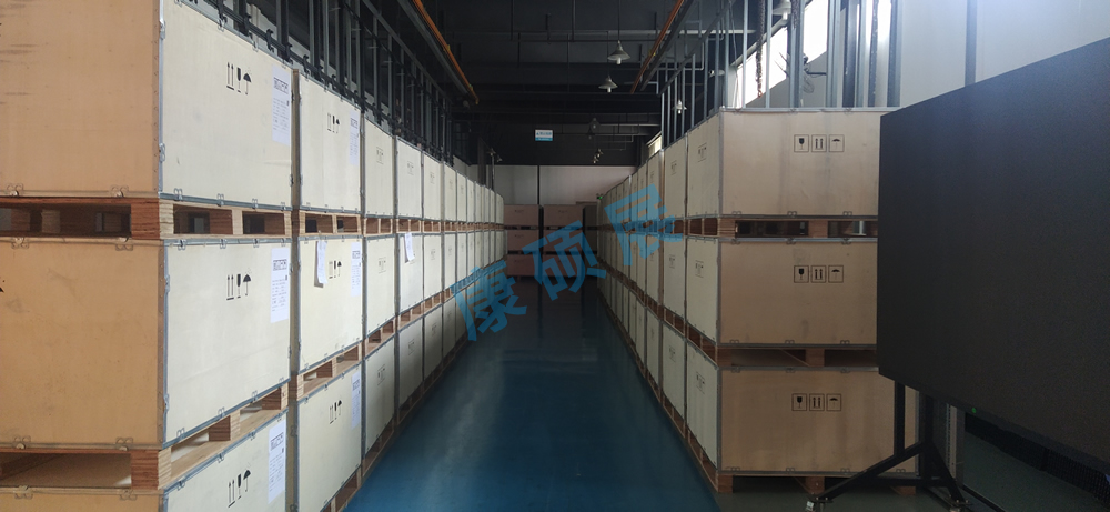 康硕展2000平米户外格栅屏出货，重量轻，风荷载小，IP67防水，高效能低功耗，易安装、方便维护！